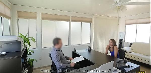 LOAN4K. Mann benutzt junges Studentenmädchen als Hure in seinem großen Büro